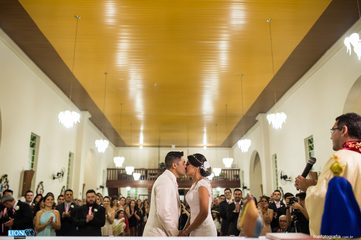 casal dando o primeiro beijo de casados