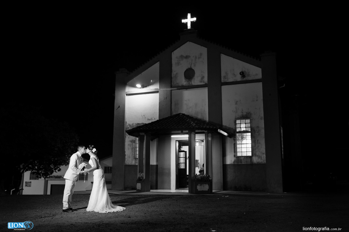 sessão de fotos noturna ao lado da igreja