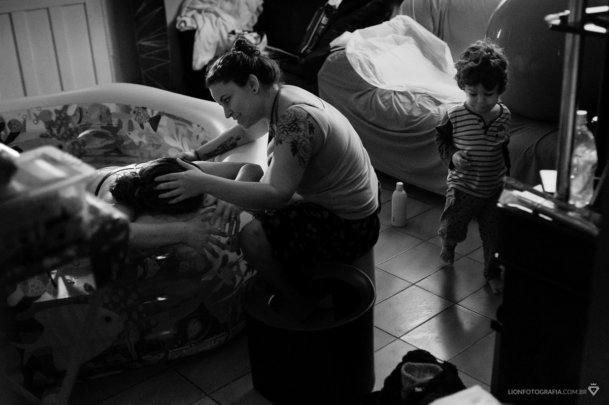 parto humanizado criança bebe nascendo nascimento de criança parteira doula