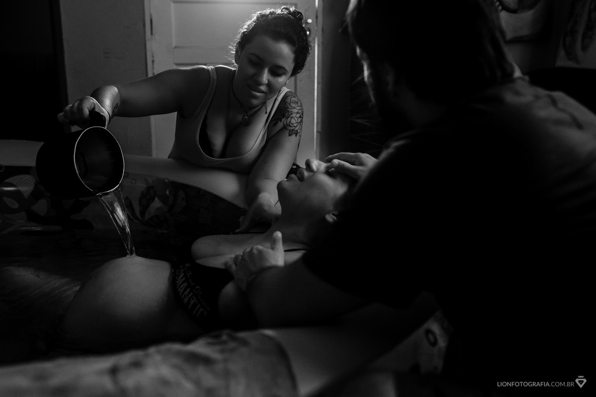 parto humanizado criança bebe nascendo nascimento de criança parteira doula