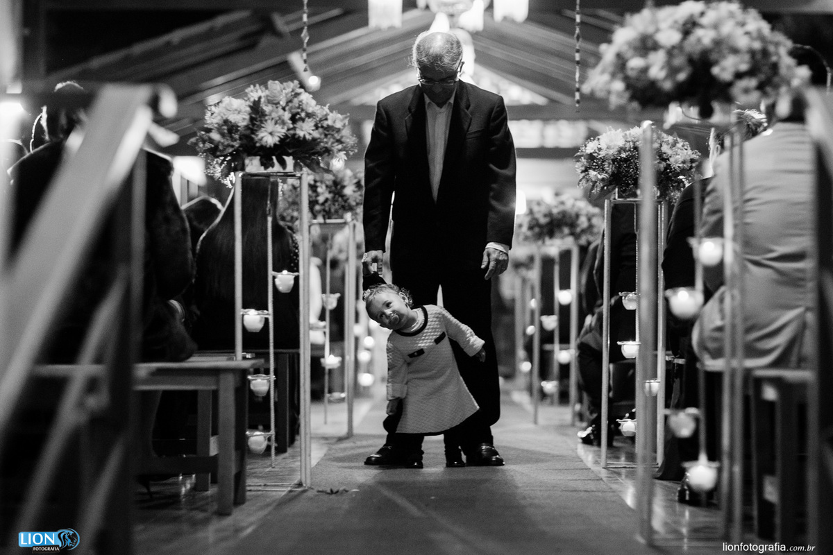 avó e neta entram na cerimonia trazendo as alianças 