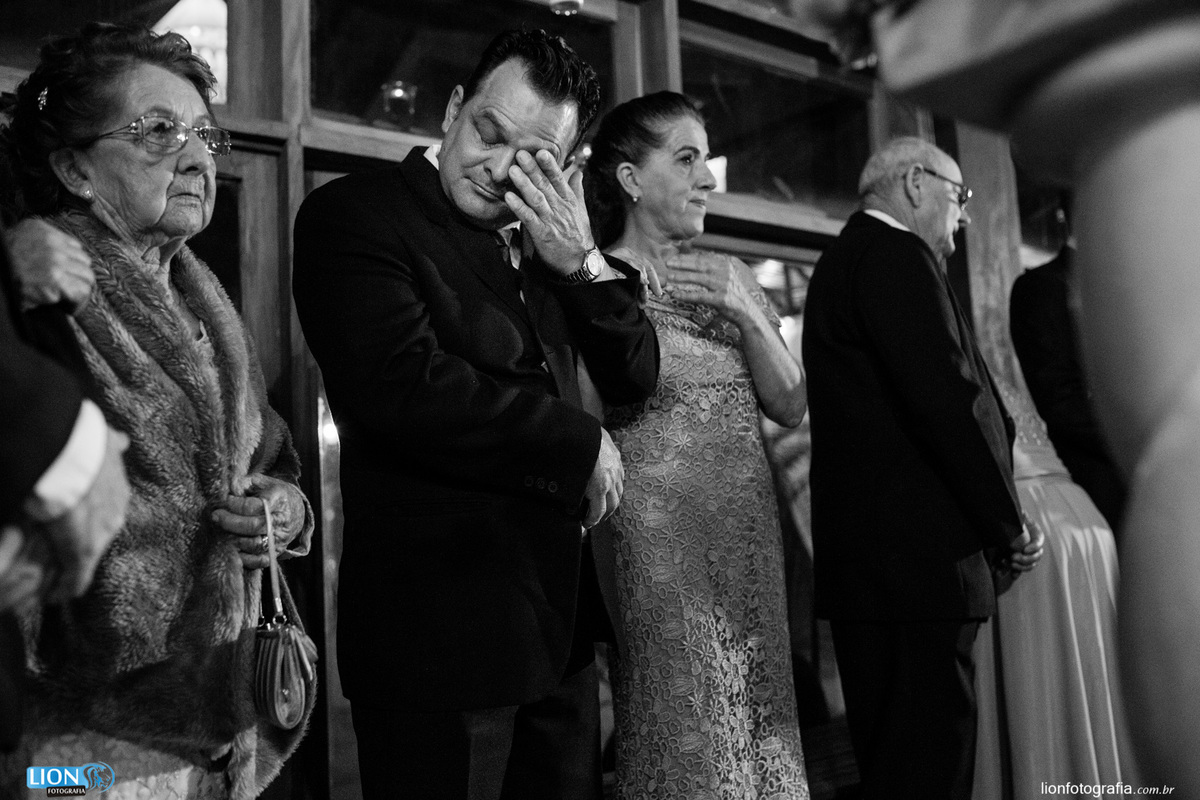 os padrinhos do casamento estão emocionados