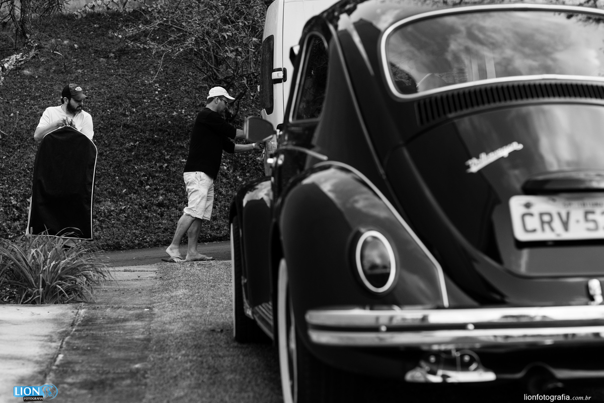 Noivo chegando para o making-of com seu fusca