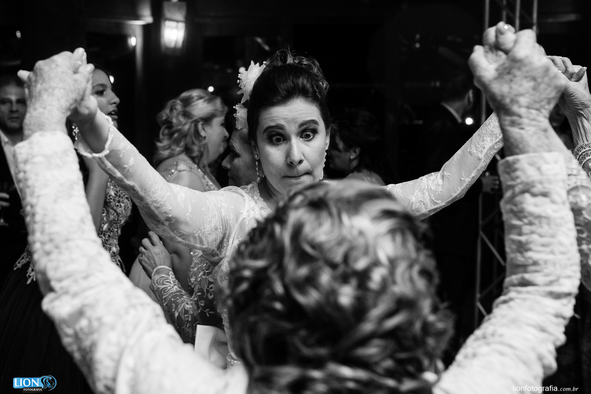 noiva dançando com avó de forma engraçada e espontânea