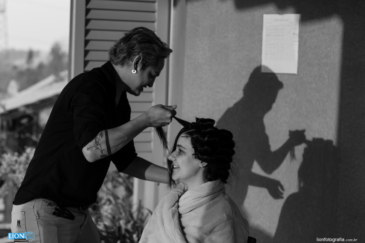 Maquiador e cabeleireiro cuidando da noiva no makingof