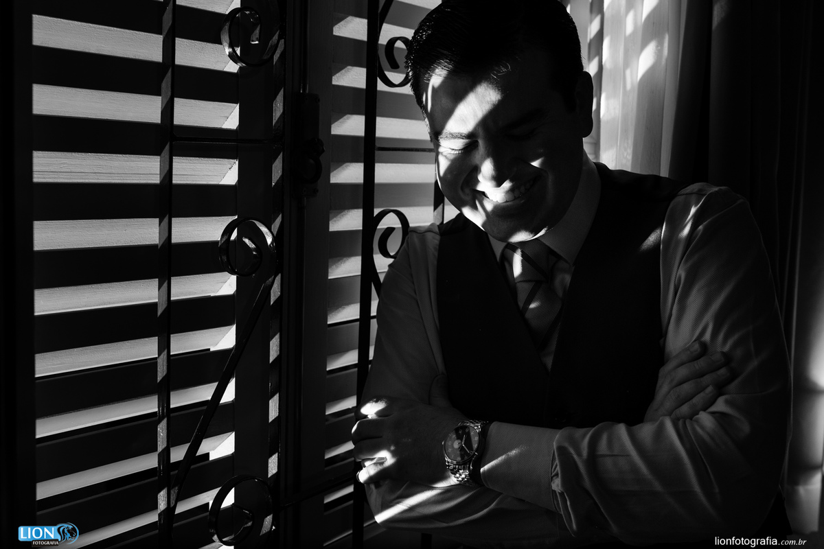 Noivo se arrumando para o casamento