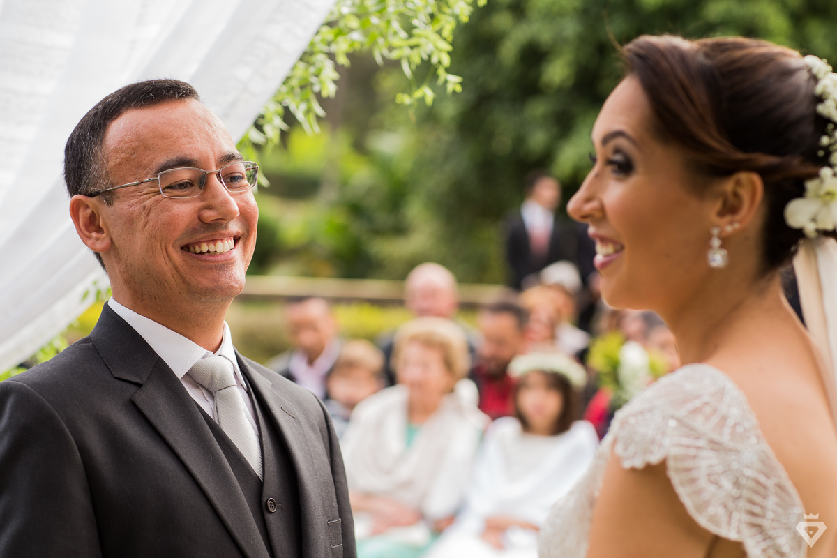 noivo e noiva sorrindo