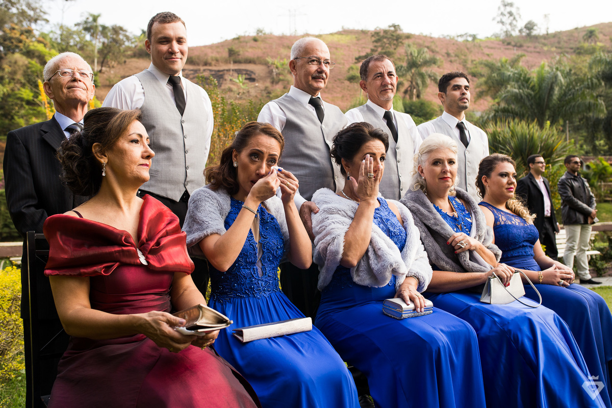 madrinhas emocionadas durante a cerimonia de casamento
