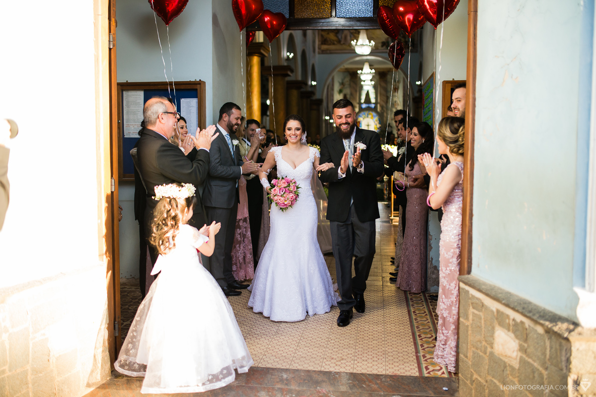 saida dos noivos com balões vermelhos