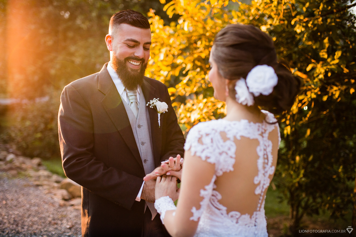 luz de final de tarde iluminando os noivos na Casa Ventura em Ibiuna