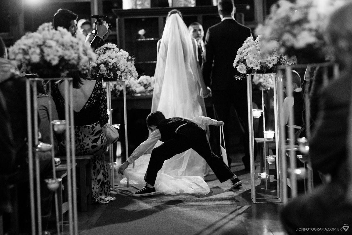 menino arrumando o vestido da noiva no casamento