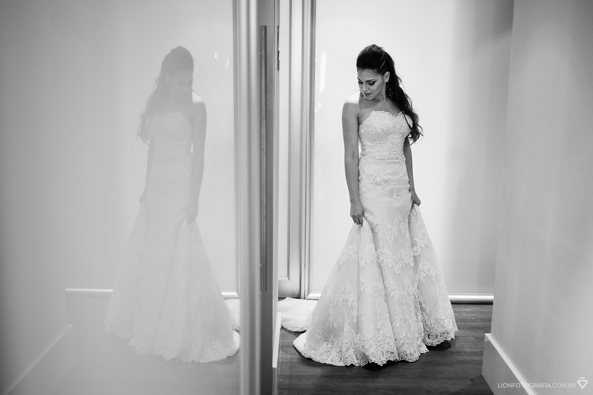 noiva conferindo o vestido no salão de beleza makingof