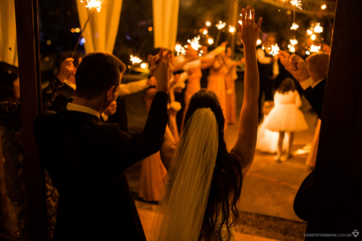 casal é recebido pelos convidados com speckles