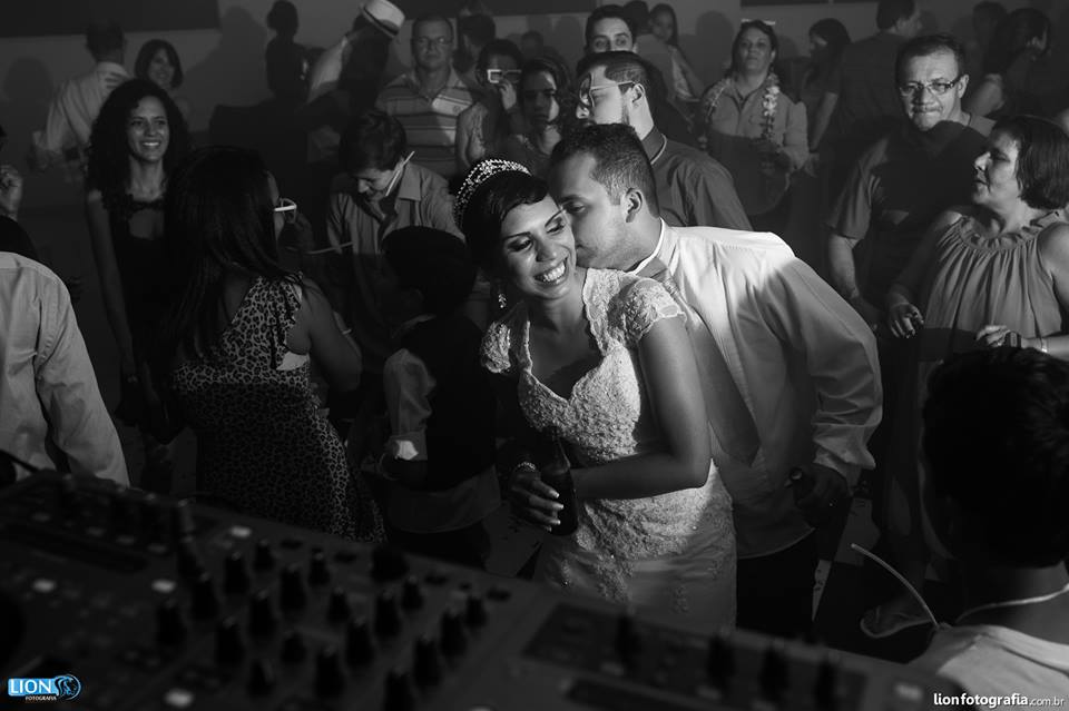 #lionfotografia #cadillac #esession #wedding #bride #bridedress #weddingphotographer #wedding