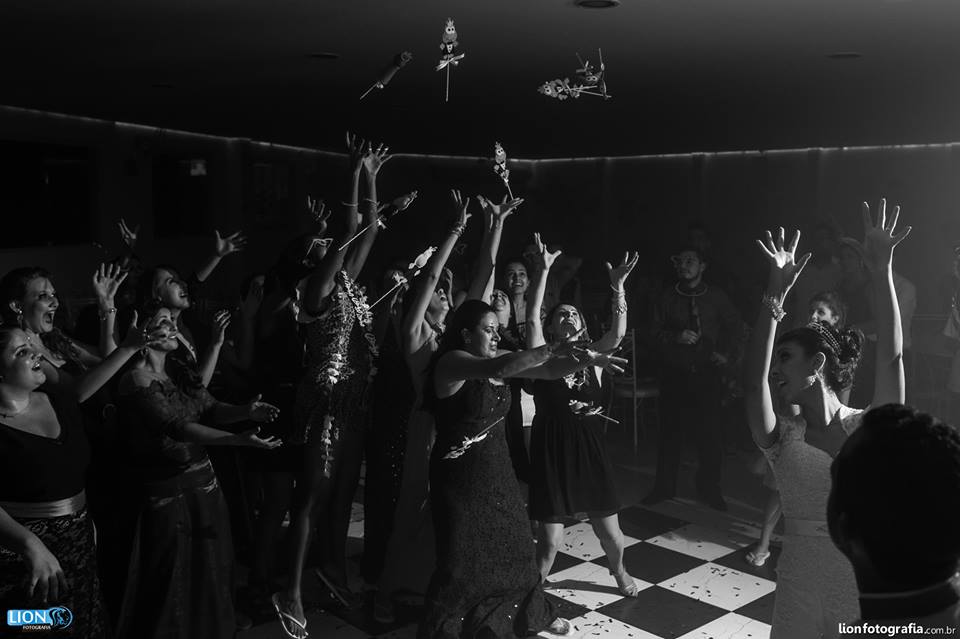 #lionfotografia #cadillac #esession #wedding #bride #bridedress #weddingphotographer #wedding