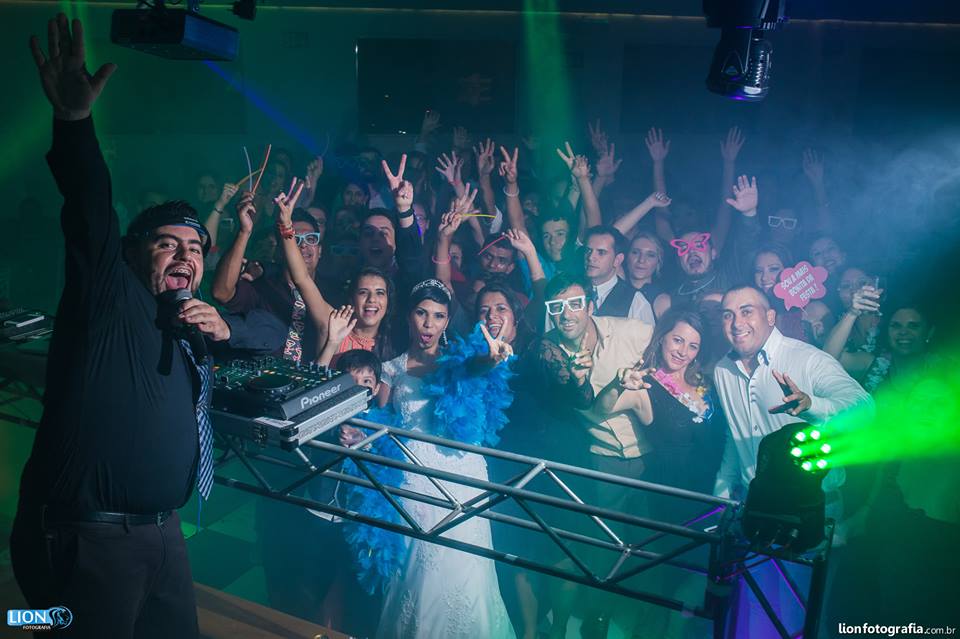 #lionfotografia #cadillac #esession #wedding #bride #bridedress #weddingphotographer #wedding