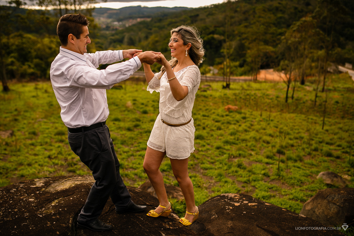 sessão de fotos pré csaamento em são roque na estrada do vinho por fotógrafo guilherme lion