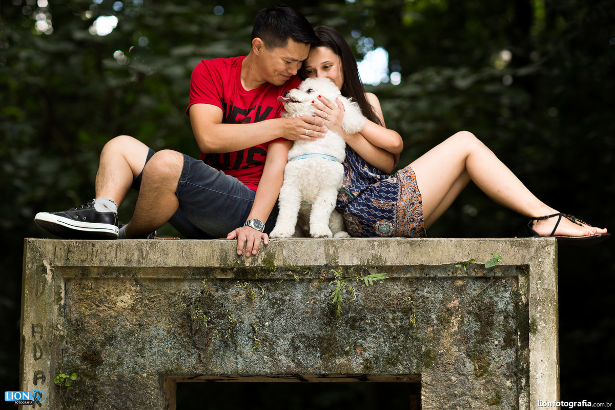 prewedding casamento dog pet são roque brasital lion fotografia ensaio sessão de fotos book esession casal noiva noivo natureza poodle cão pré-casamento
