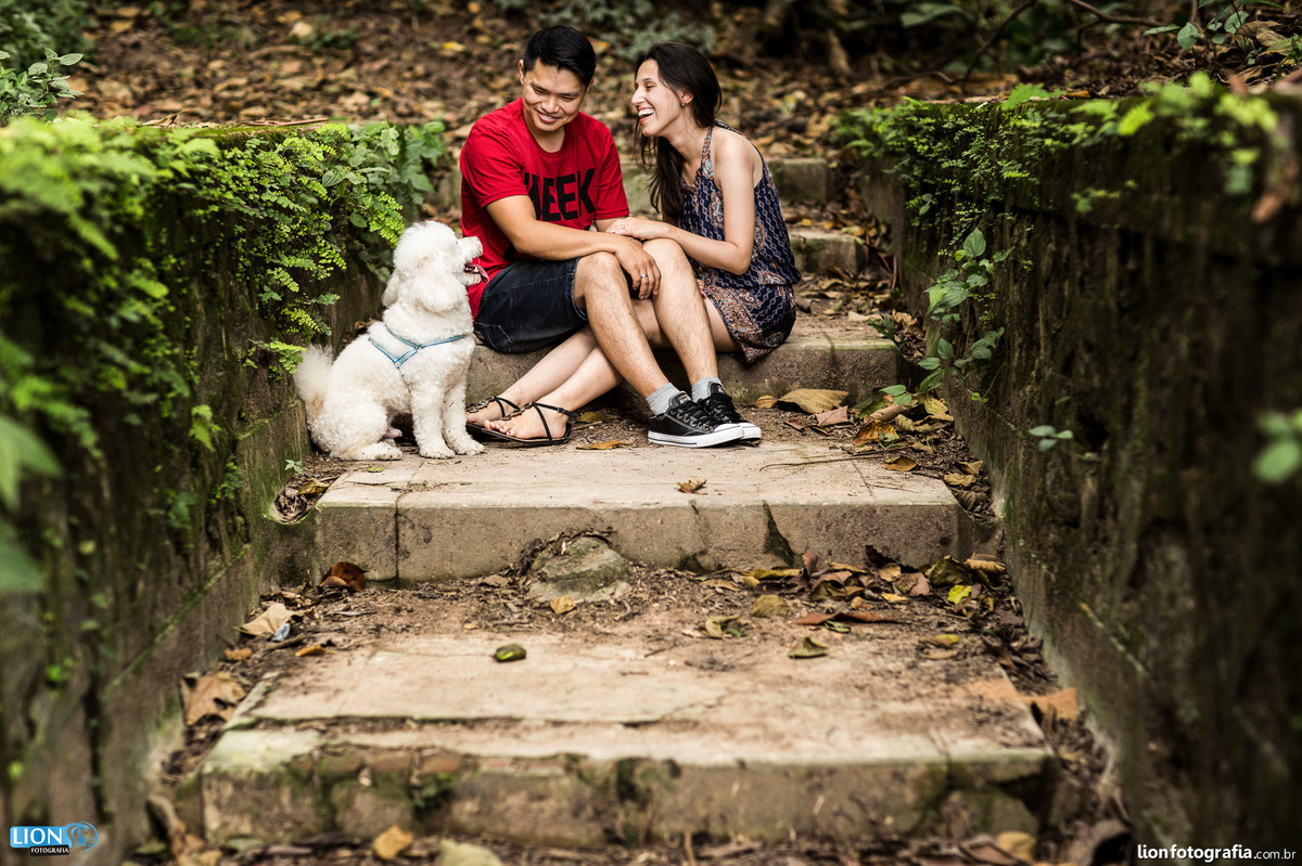 prewedding casamento dog pet são roque brasital lion fotografia ensaio sessão de fotos book esession casal noiva noivo natureza poodle cão pré-casamento