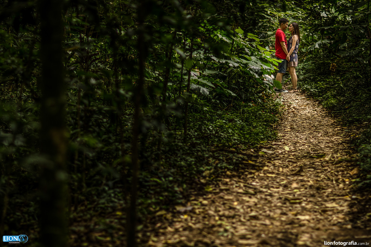 prewedding casamento dog pet são roque brasital lion fotografia ensaio sessão de fotos book esession casal noiva noivo natureza poodle cão pré-casamento