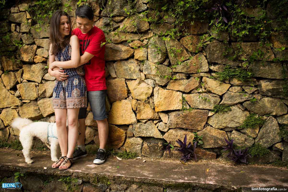 prewedding casamento dog pet são roque brasital lion fotografia ensaio sessão de fotos book esession casal noiva noivo natureza poodle cão pré-casamento