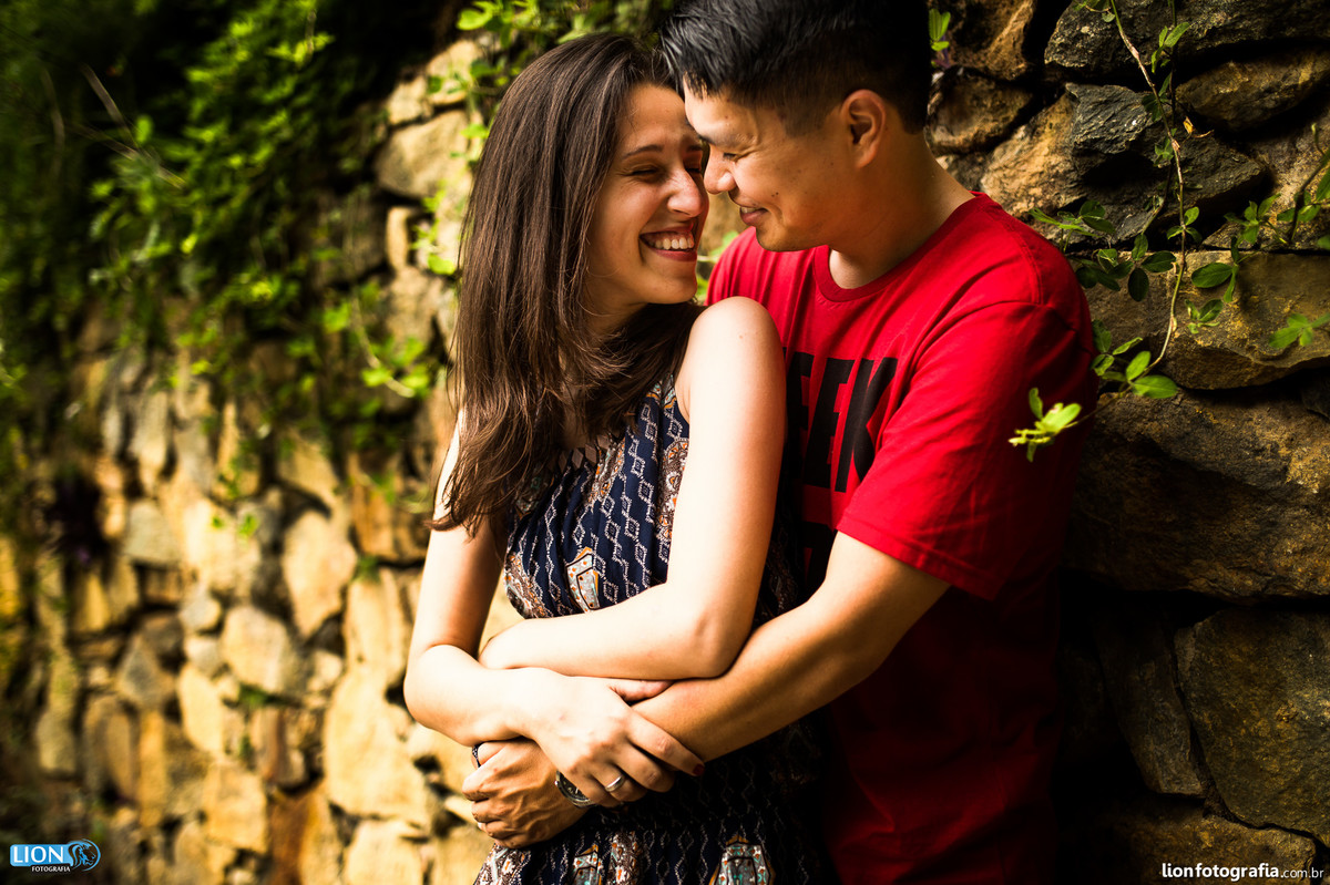 prewedding casamento dog pet são roque brasital lion fotografia ensaio sessão de fotos book esession casal noiva noivo natureza poodle cão pré-casamento