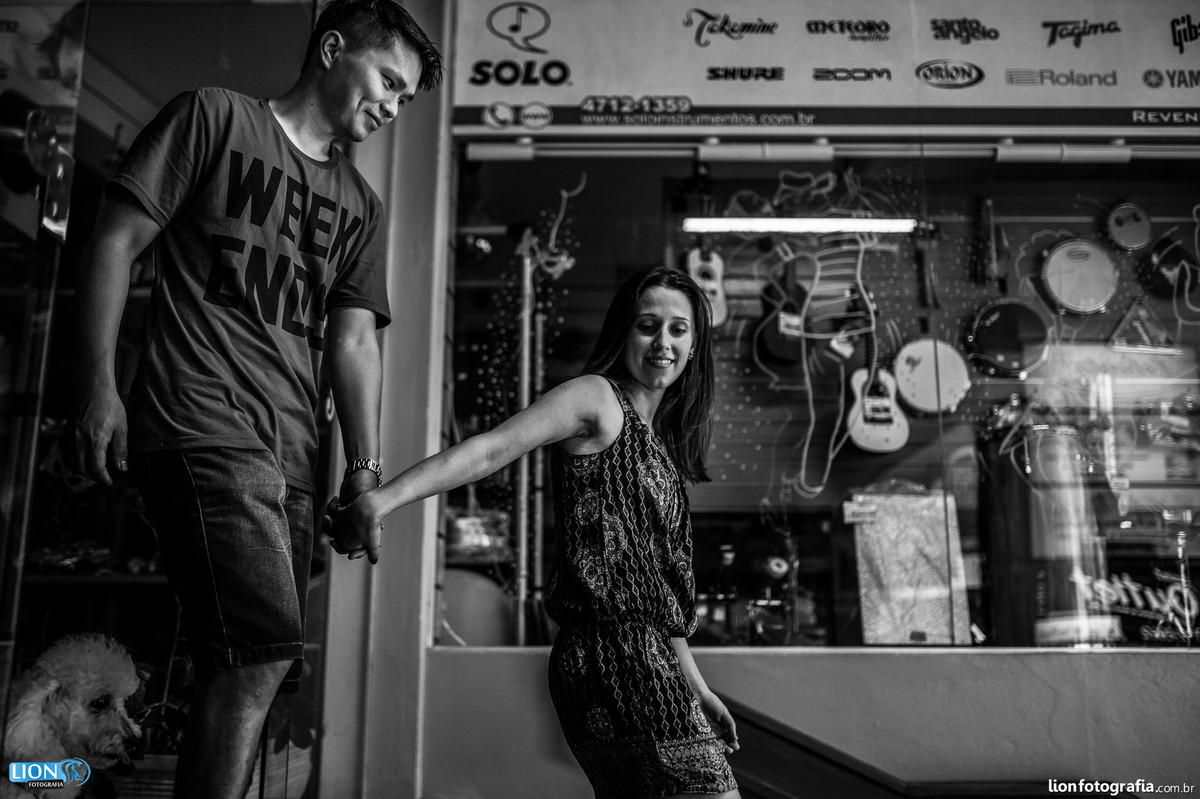 prewedding casamento dog pet são roque brasital lion fotografia ensaio sessão de fotos book esession casal noiva noivo natureza poodle cão pré-casamento