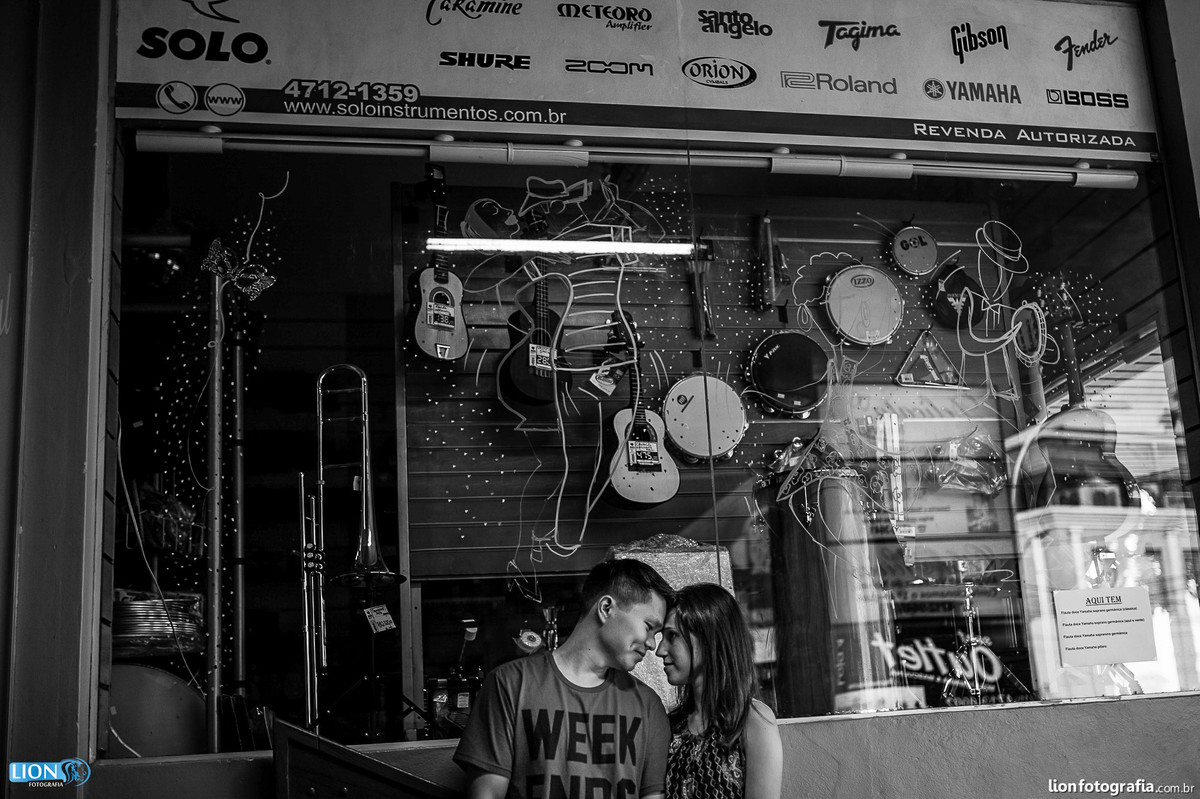 prewedding casamento dog pet são roque brasital lion fotografia ensaio sessão de fotos book esession casal noiva noivo natureza poodle cão pré-casamento