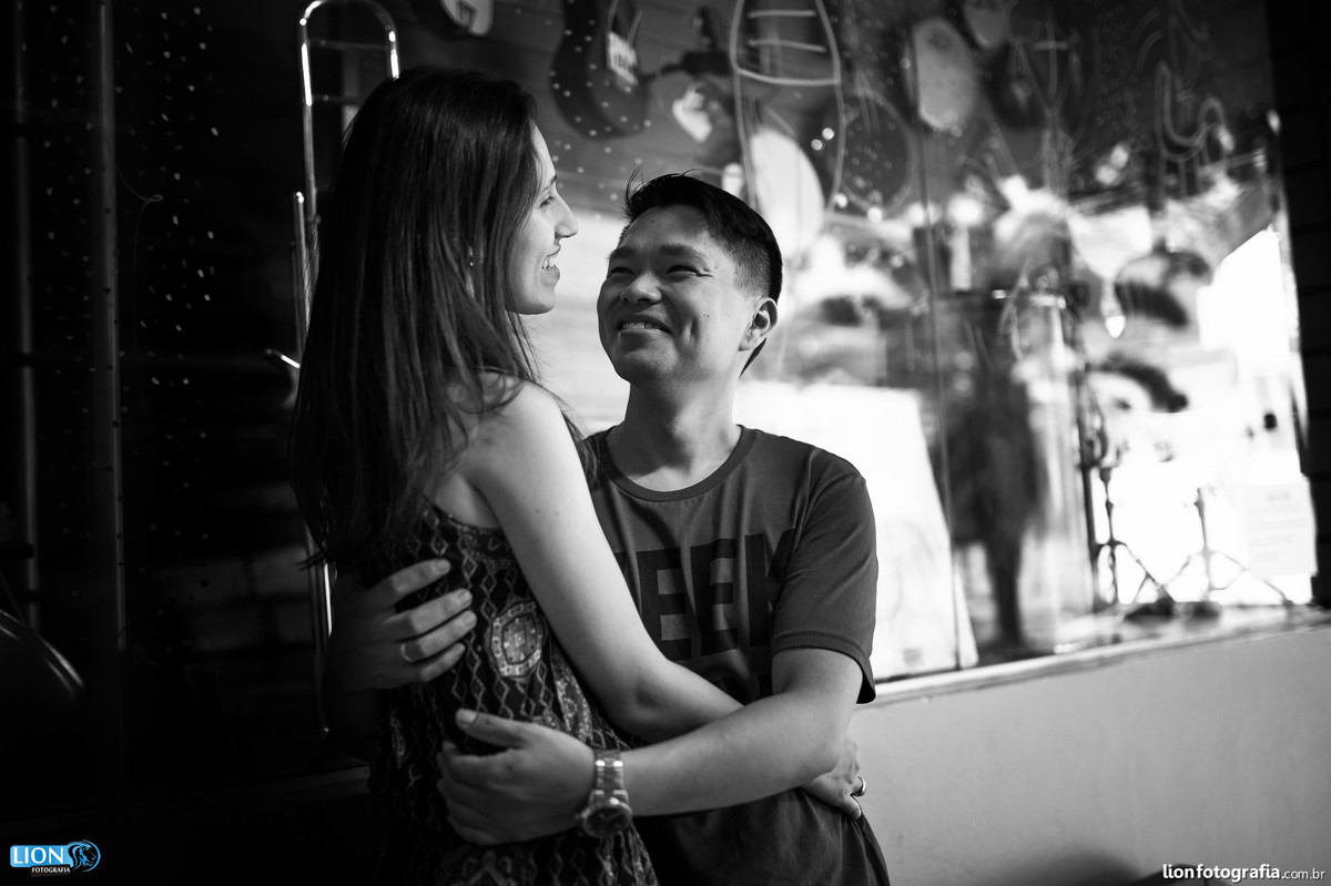 prewedding casamento dog pet são roque brasital lion fotografia ensaio sessão de fotos book esession casal noiva noivo natureza poodle cão pré-casamento