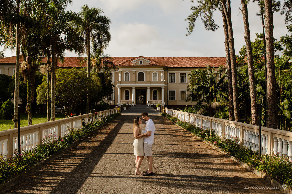 prewedding são roque centro teresiano de espiritualidade na cidade de são roque casamento fotos no campo fotógrafo guilherme lion fotografia 
