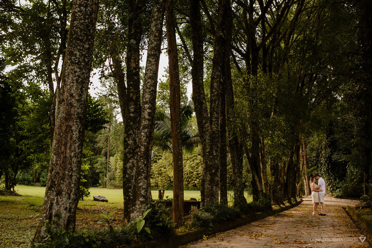 prewedding são roque centro teresiano de espiritualidade na cidade de são roque casamento fotos no campo fotógrafo guilherme lion fotografia 