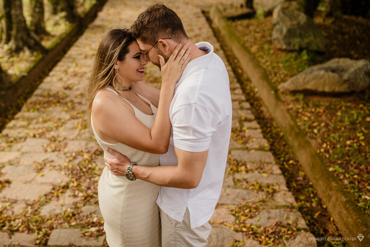 prewedding são roque centro teresiano de espiritualidade na cidade de são roque casamento fotos no campo fotógrafo guilherme lion fotografia 