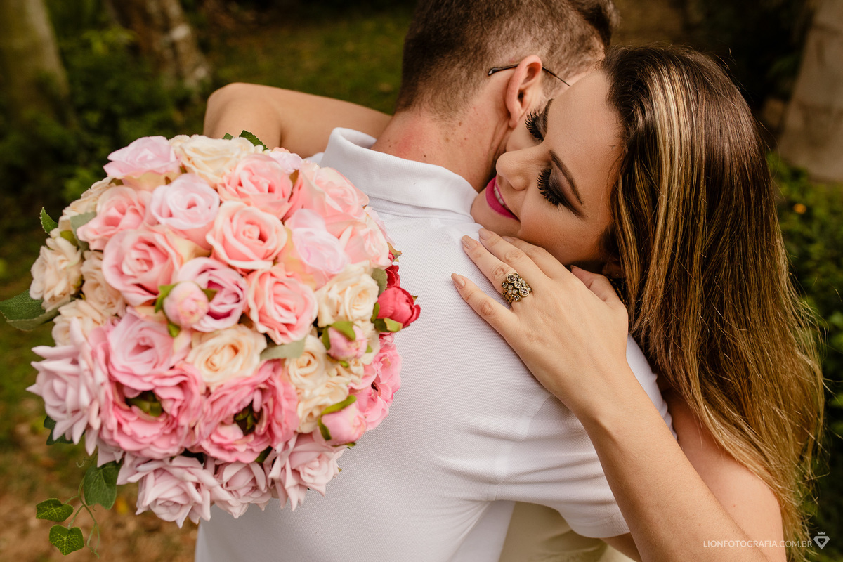 prewedding são roque centro teresiano de espiritualidade na cidade de são roque casamento fotos no campo fotógrafo guilherme lion fotografia 