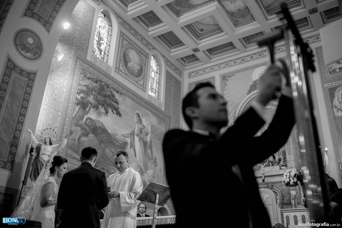 casamento são roque lion fotografia bride noiva noivo wedding makingof tia lina matriz igreja fotografo casal banda harmonia eduardo oliveira dj vinho mairinque vestido gravata