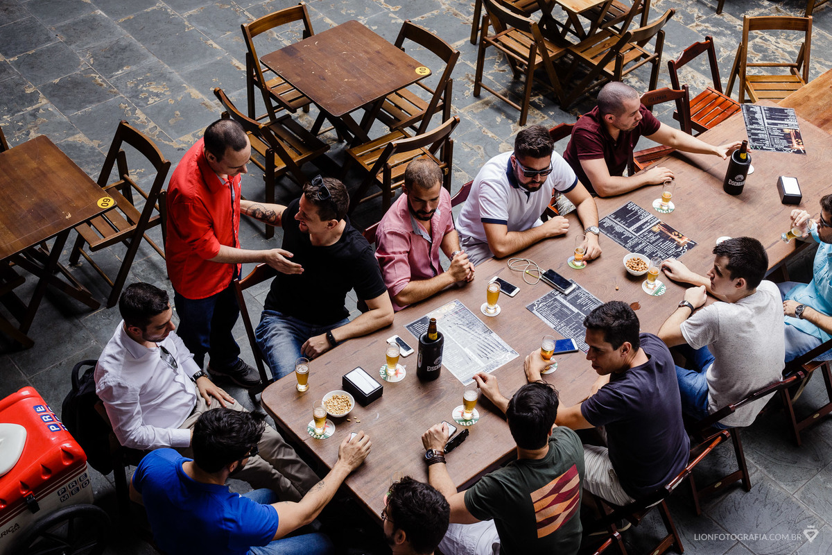 noivo com os padrinhos no bar em sorocaba Fabrica Bar Poker