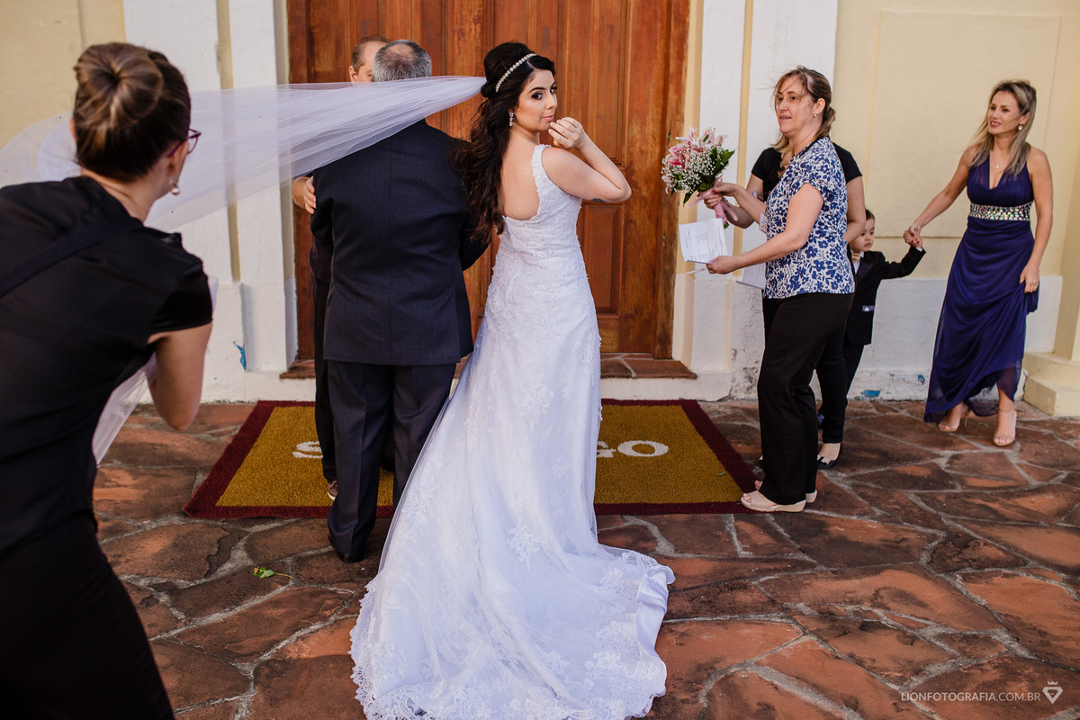 noiva prestes a entrar na igreja
