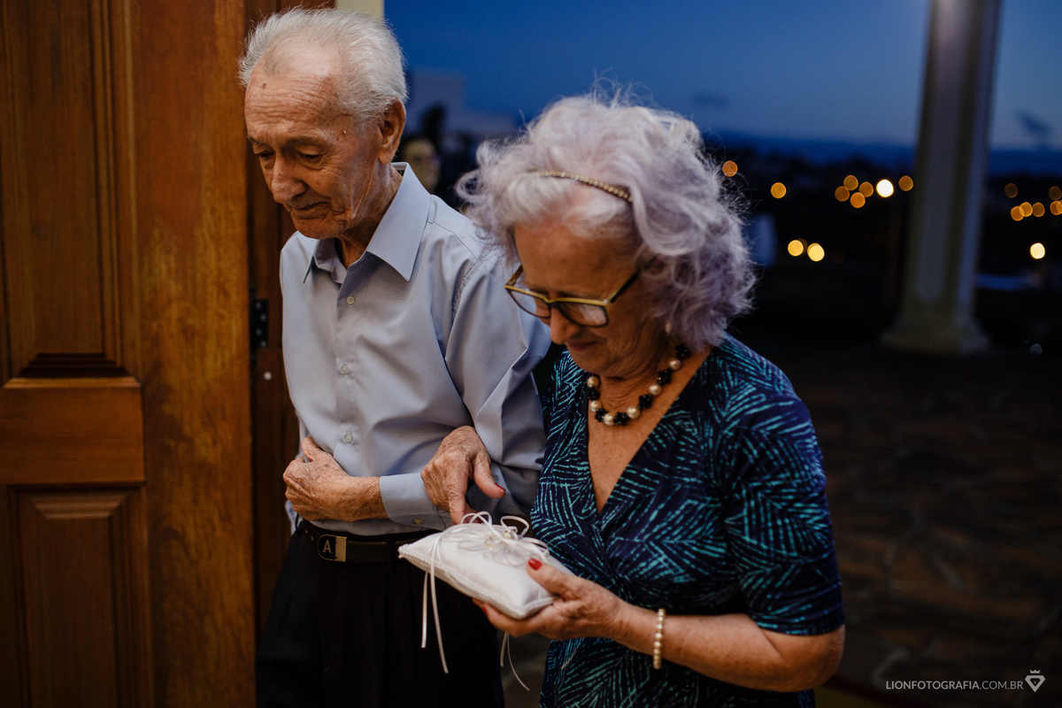 avós dos noivos entram com as alianças emocionados