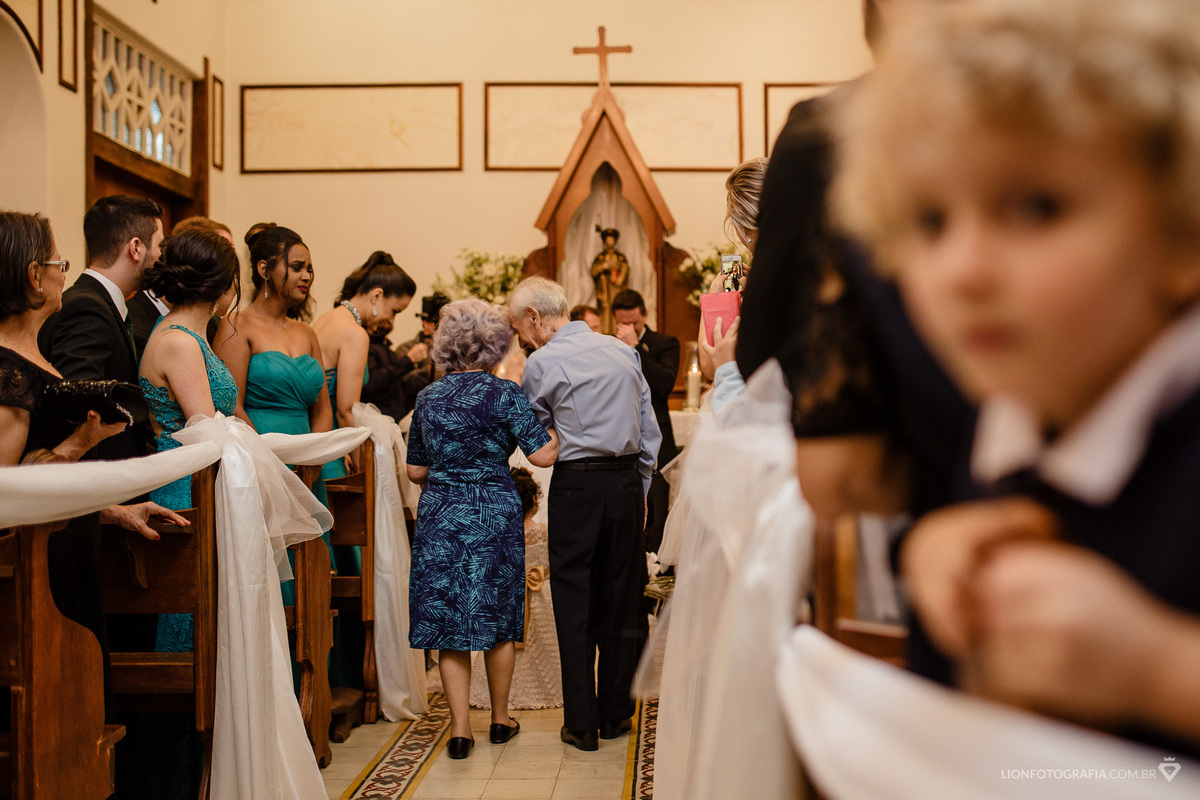 avós dos noivos entram com as alianças emocionados e se conectam de forma linda