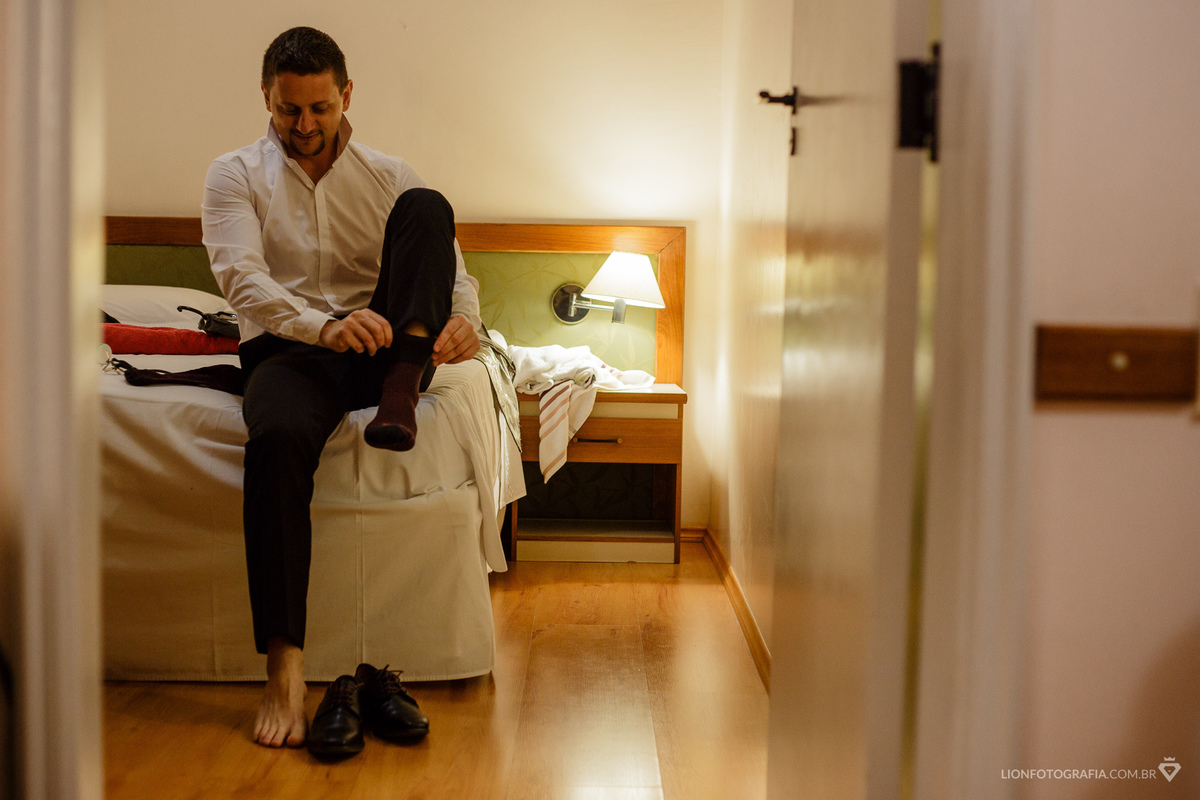 noivo colocando o sapato para ir ao casamento