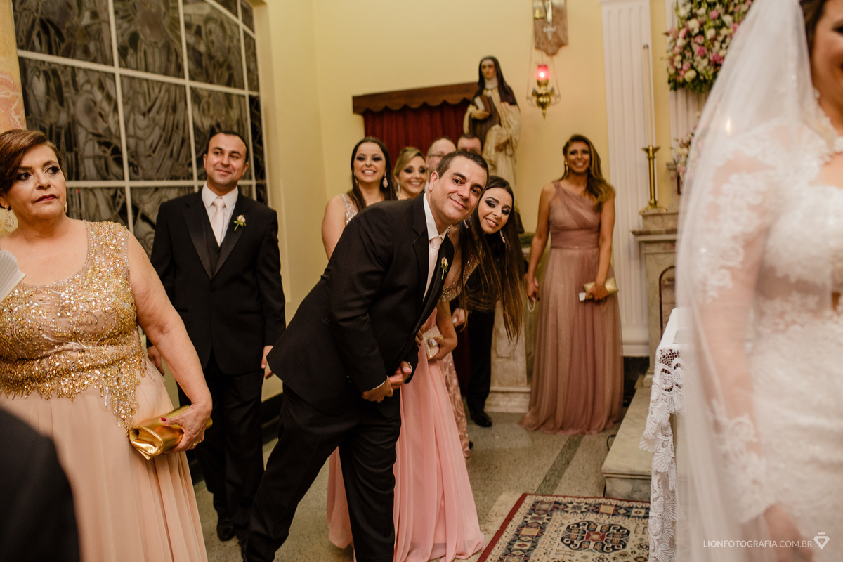 convidados curiosos com a entrada das crianças