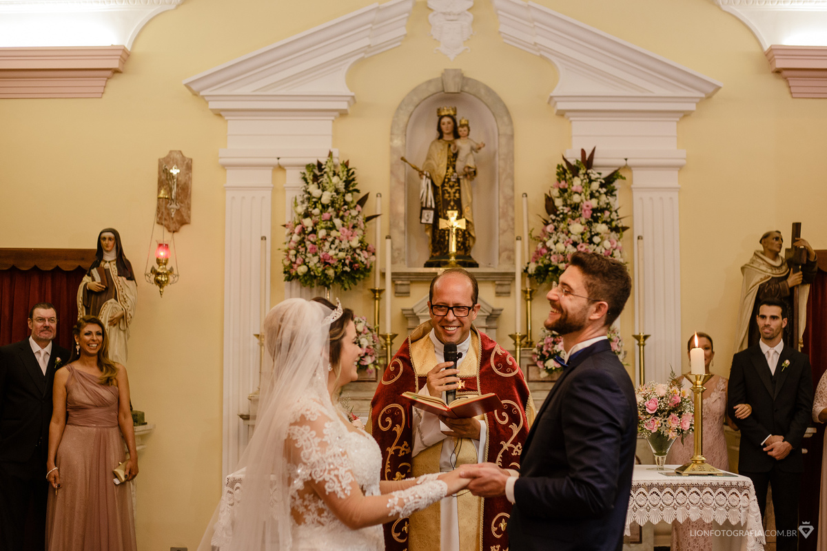 noivos dão risada durante a cerimonia de casamento