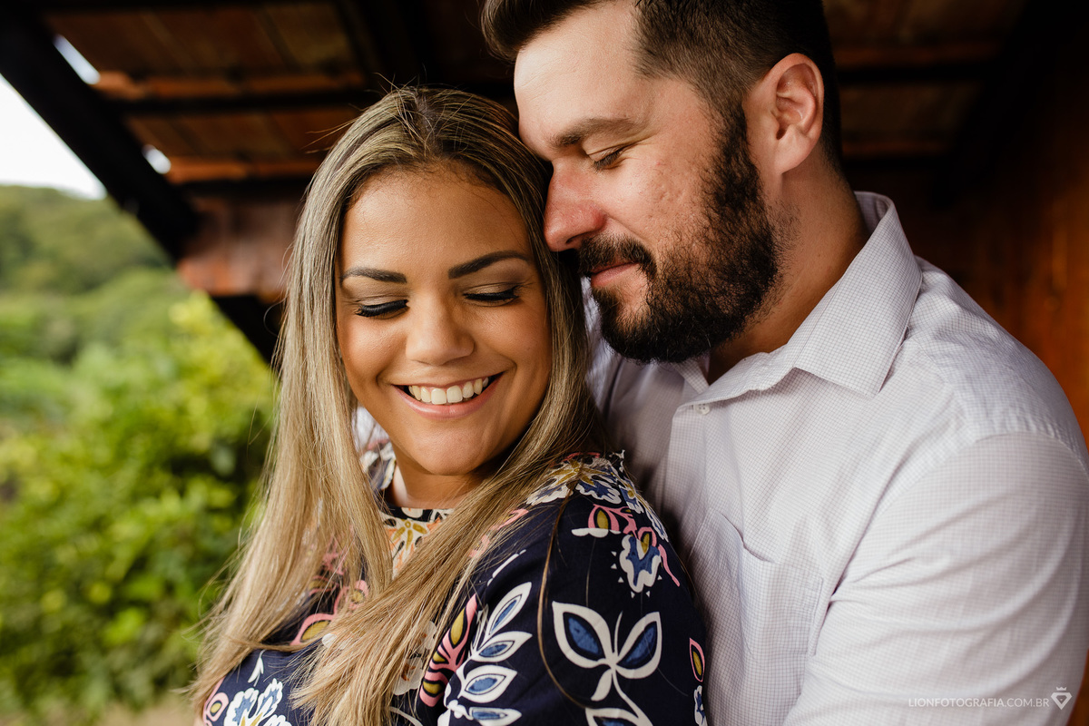 Sessão de fotos pré-casamento prewedding estrada do vinho restaurante Itacolomy são roque sp lion fotografo interior