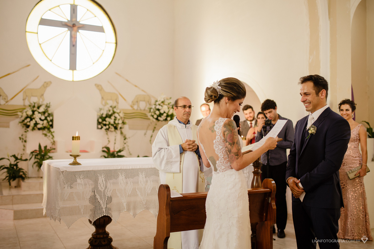 noivo fica emocionado durante votos da noiva