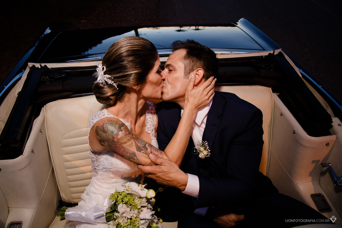 conversível noivos no carro seguindo para a festa de casamento