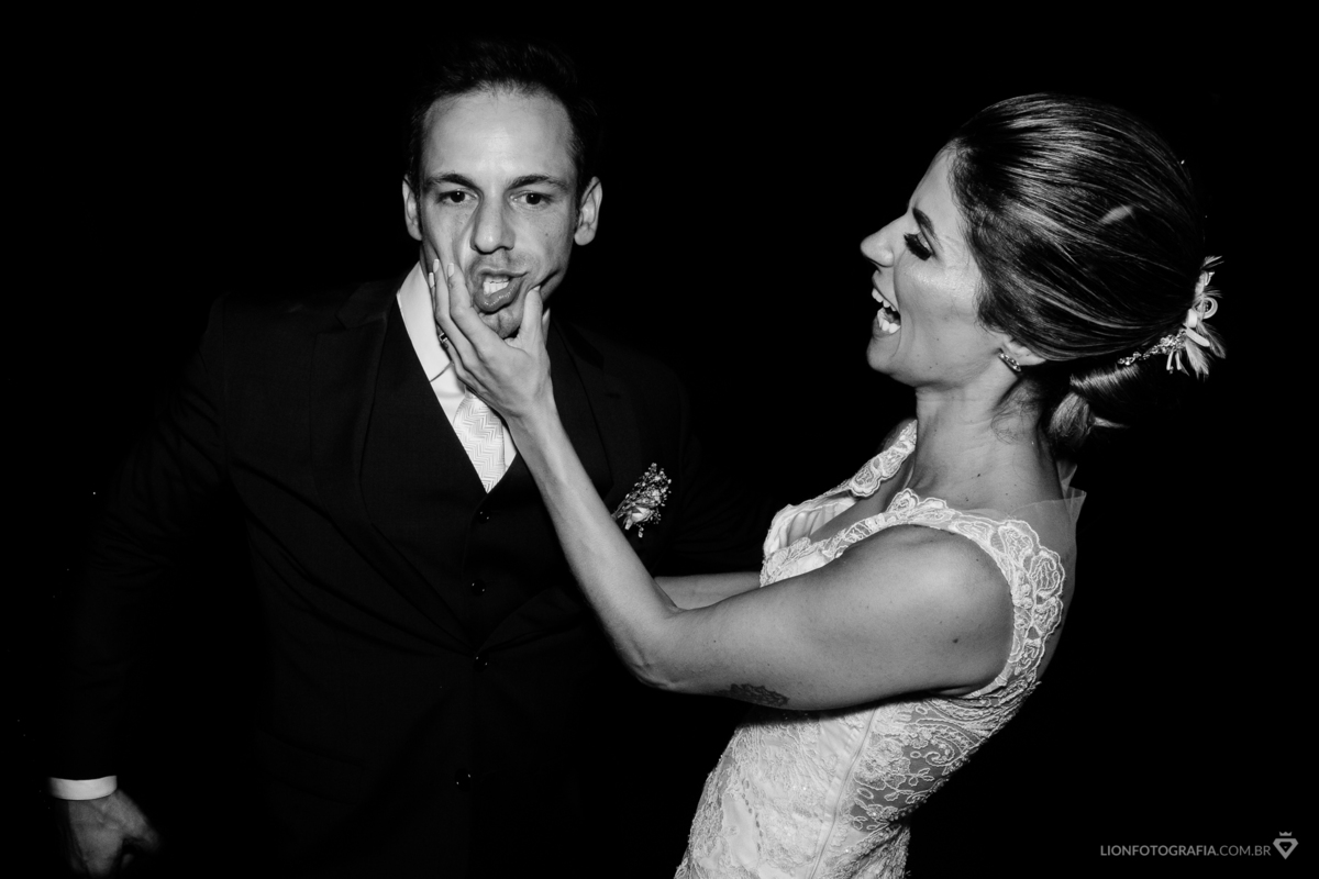 noiva apertando o noivo