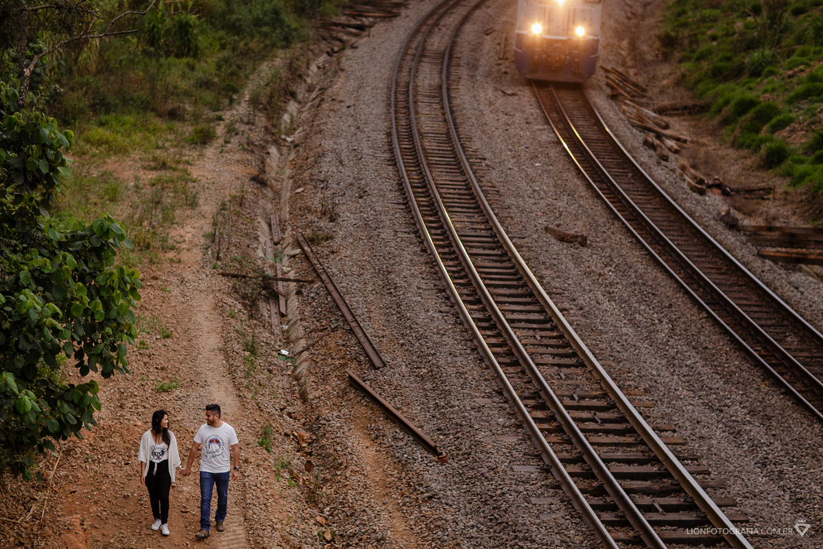 trem estação ferrovia fepasa Moto custom honda harley davidson são roque estrada do vinho sessão de fotos casamento lion fotografia