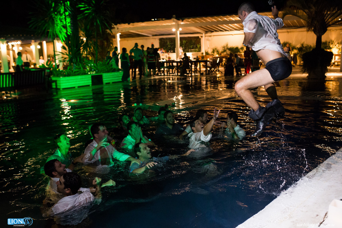 piscina party wedding casamento ilha bela noiva noivo emoção sea club alianças festa tequila cueca