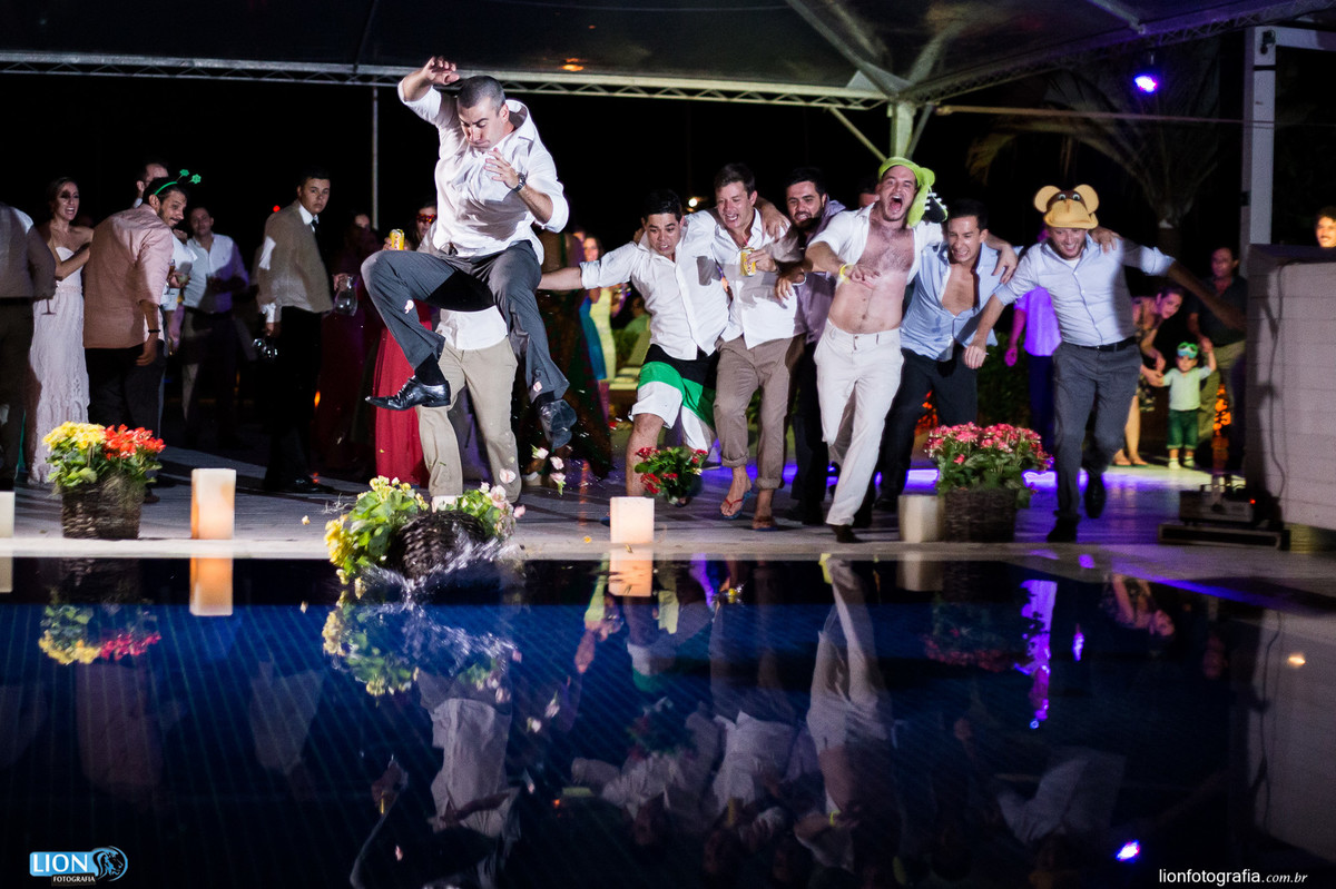 piscina party wedding casamento ilha bela noiva noivo emoção sea club alianças festa tequila