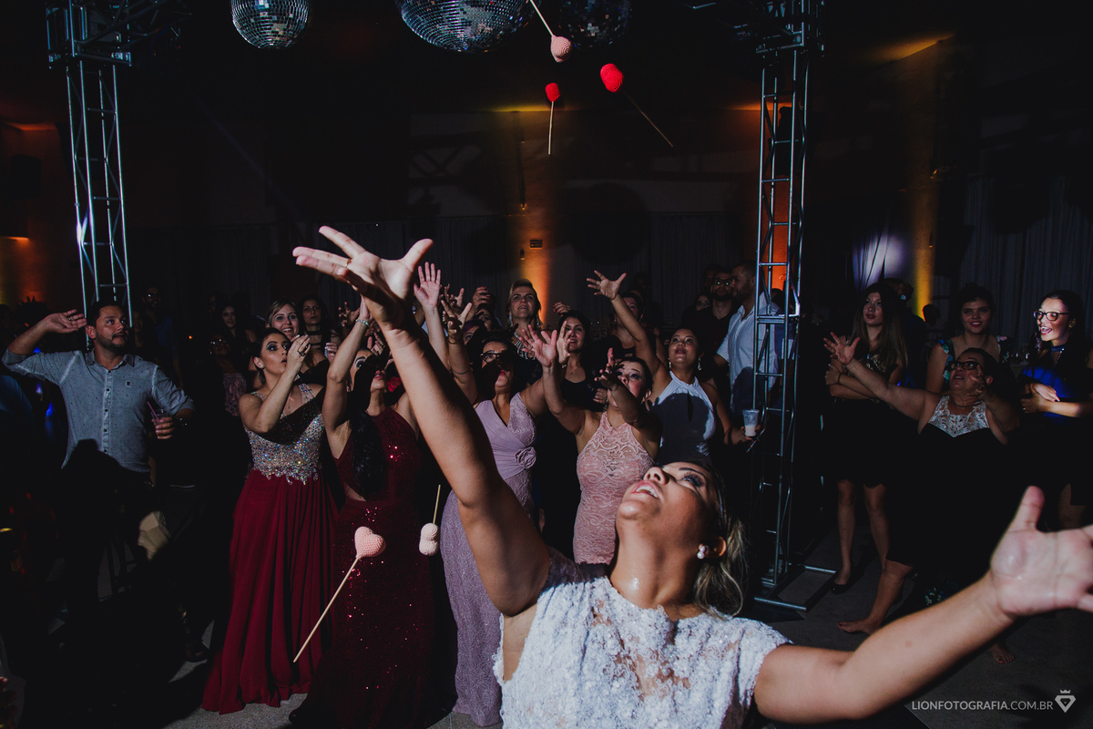 festa de casamento com dj animando noivos curte casamento em festa mairinque casm balada noiva amigos dançam gravata do noivo