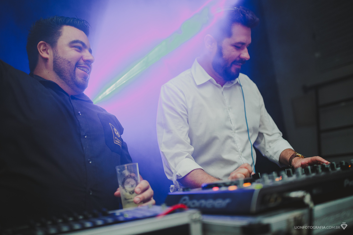 festa de casamento com dj animando noivos curte casamento em festa mairinque casm balada noiva amigos dançam gravata do noivo